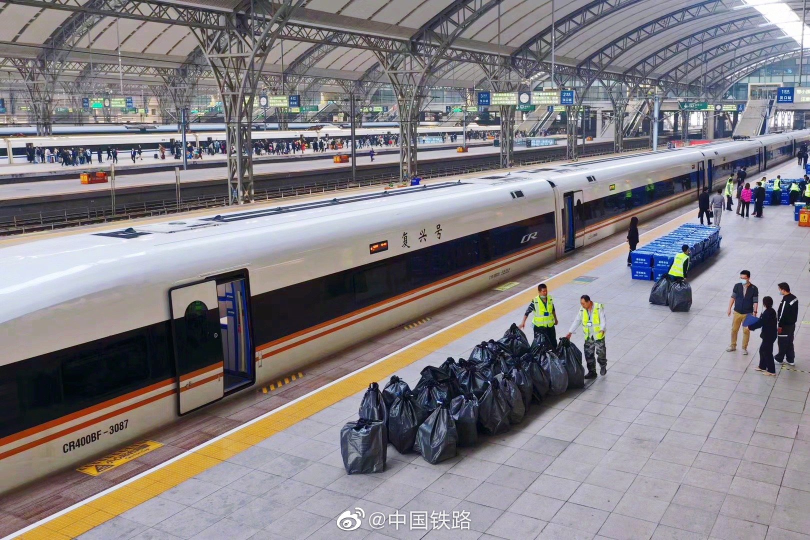 中国铁路微博|你的双十一包裹正由“复兴号”派送中