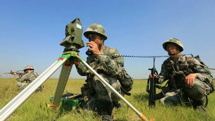 跨昼夜实弹演练 炮兵分队快速精准打击