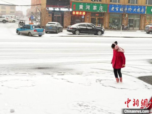 中新网|中国最美草原再降雪 民众为吃涮羊肉喝小酒找到“理由”