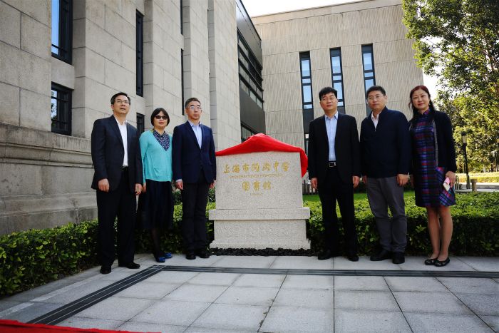 叶靖与杨茵喻一同为同济中学图书馆纪念碑揭幕,杨浦