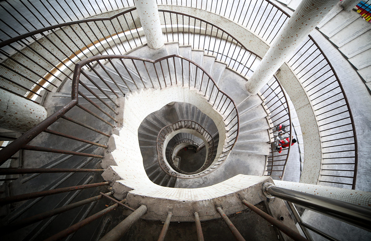 通过这一系列的照片来探索布达佩斯的装饰艺术和包豪斯楼梯-搜建筑网