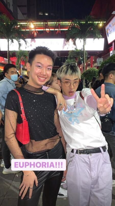 伊能静儿子再晒女装照 戴银色长发扮妖娆天使