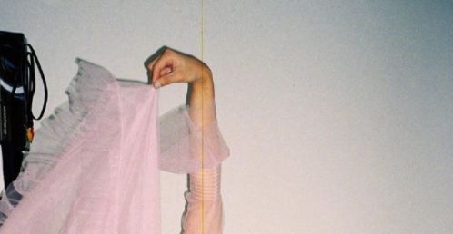 伊能静儿子哈利再晒女装照 穿纱裙化桃花妆太精致