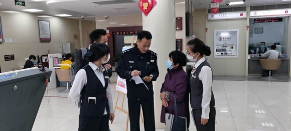 东方网|海外好友求助 热心上海阿姨欲帮忙收包裹 民警却劝她不要