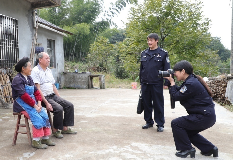 人民日报客户端|这件“顺便”小事，基层民警坚持了10年