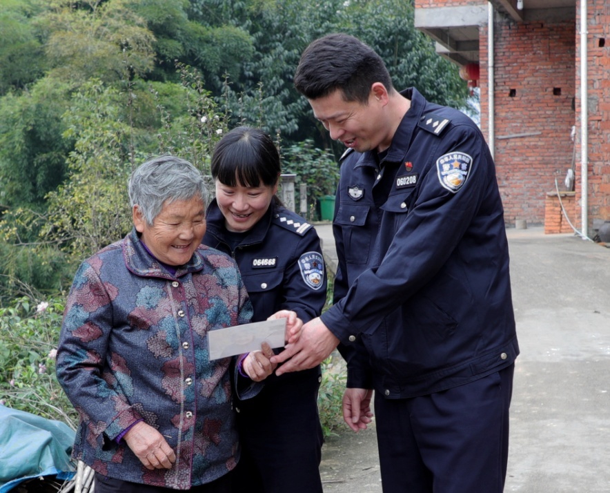 人民日报客户端|这件“顺便”小事，基层民警坚持了10年