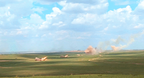 图片说明:“万箭齐发”的导弹 央视军事截图