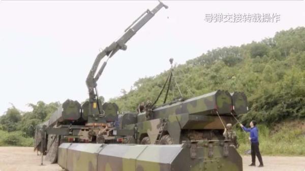 资料图:巡航导弹转载吊装 央视