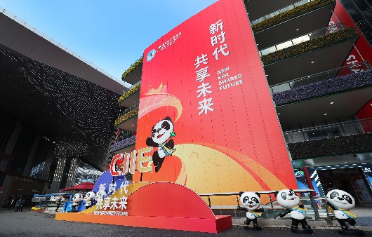 国家会展中心（上海）内布置的熊猫“进宝”主题装饰。新华社 图