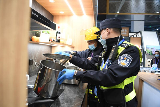 新民晚报|随警直击进博开幕前最后一次巡馆：越到临近时分，越要心细如发