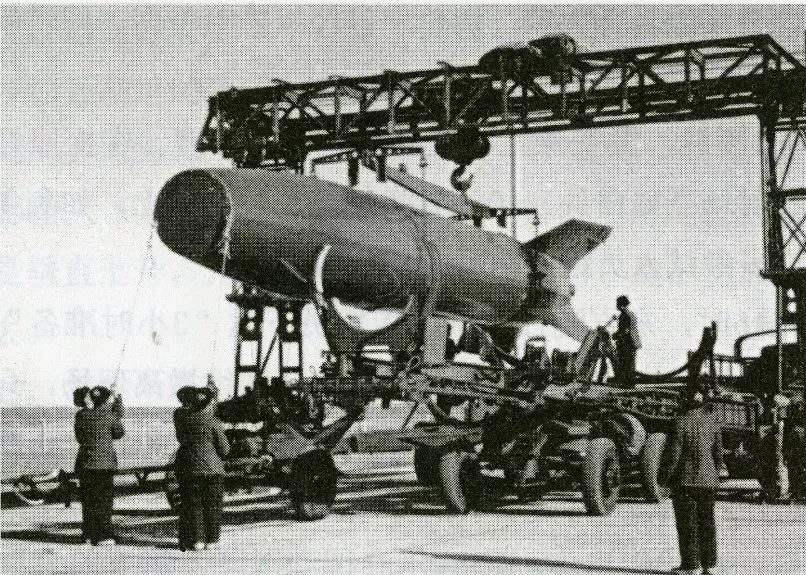 1960年11月5日,在酒泉发射场"1059"导弹昂首矗立在发射阵地,蓄势待发