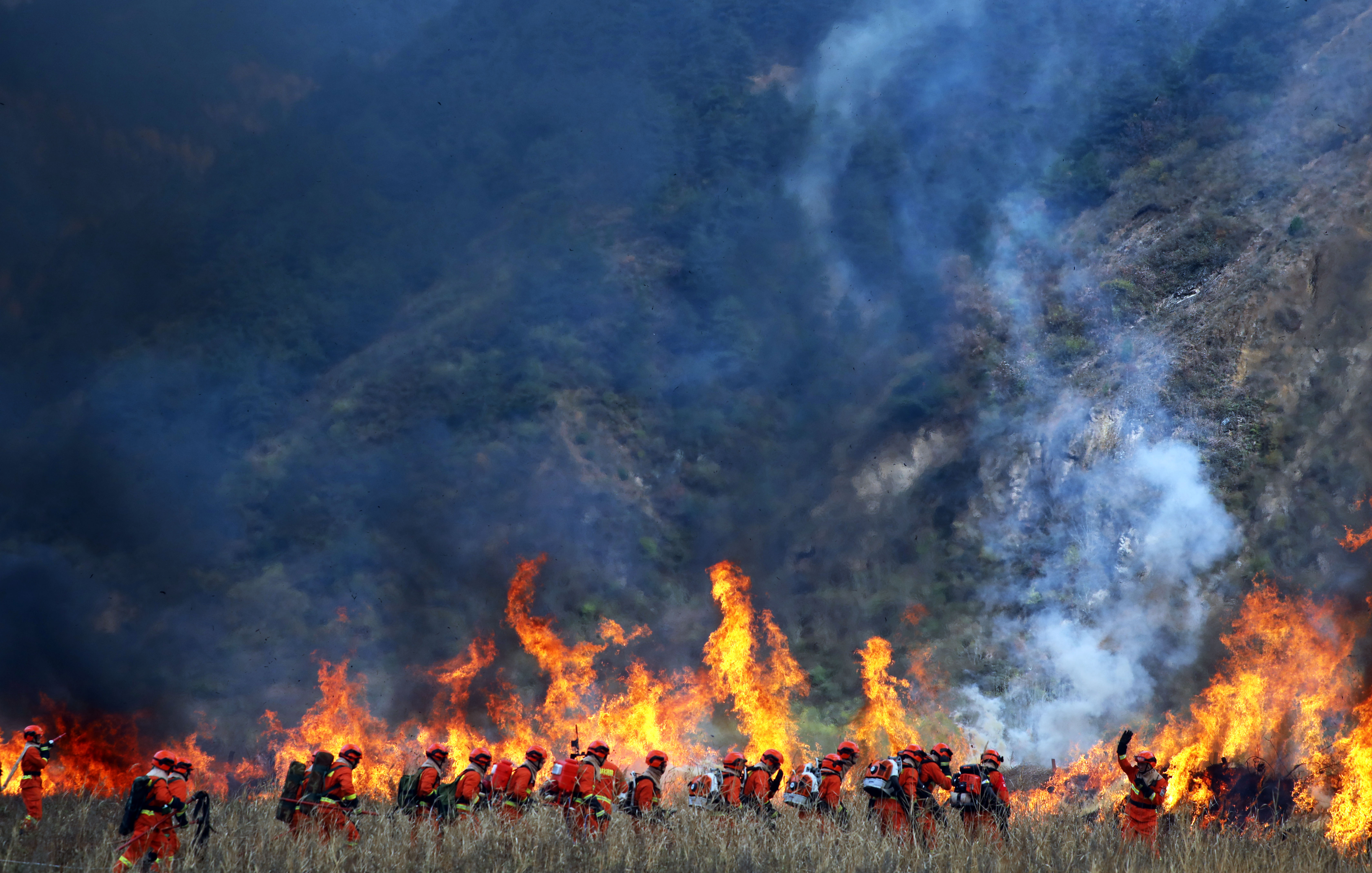 甘肃举行重特大森林火灾灭火演习,首次动用移动卫星通讯装备