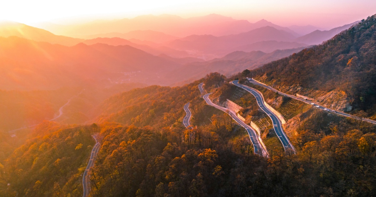 安徽金寨:中国红岭公路层林尽染 风光无限