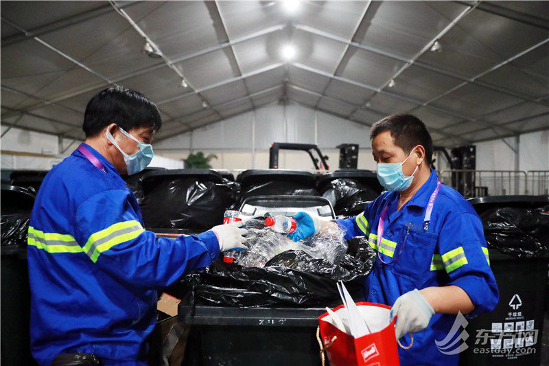 东方网|进博会没有早睡的人 | 地面零垃圾、供电零闪动背后的坚守