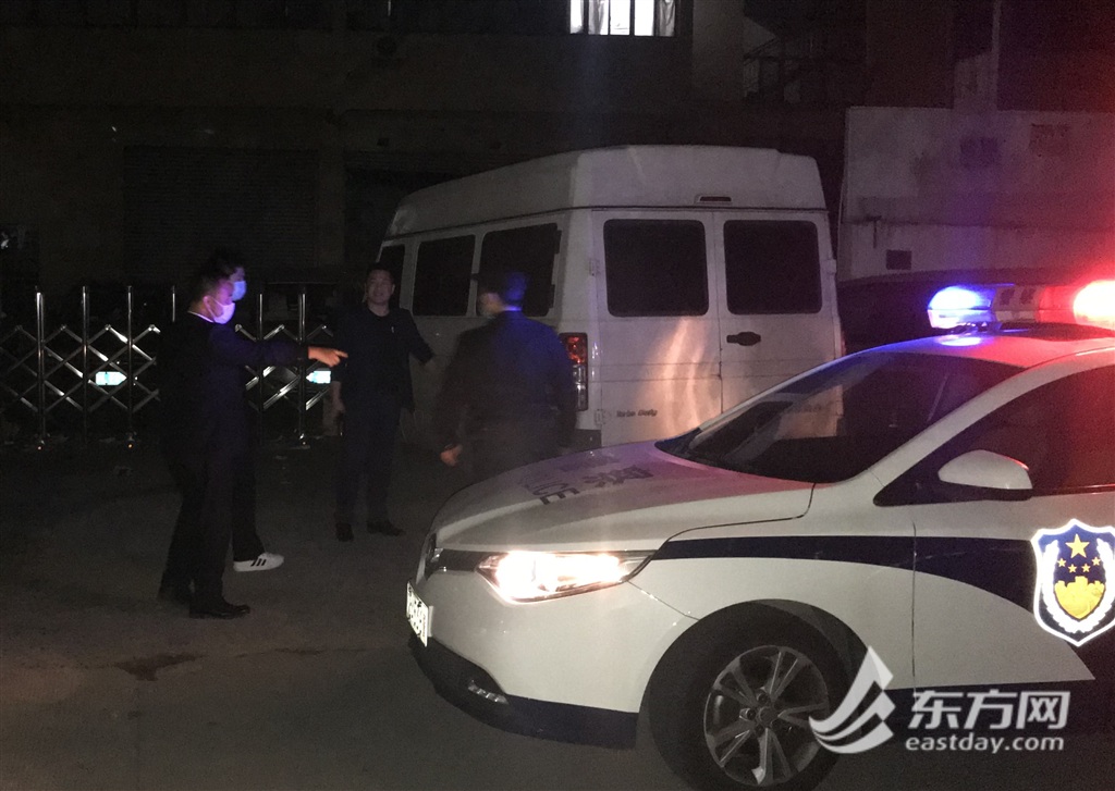 东方网|老赖藏匿轿车人间蒸发上海法官夜间奔袭三十公里闪扣车