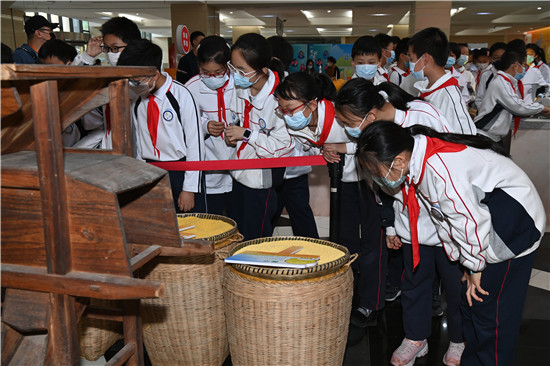 东方网|小手牵大手 争当光盘侠“一粒米的奇妙旅程”主题展走进闵行区