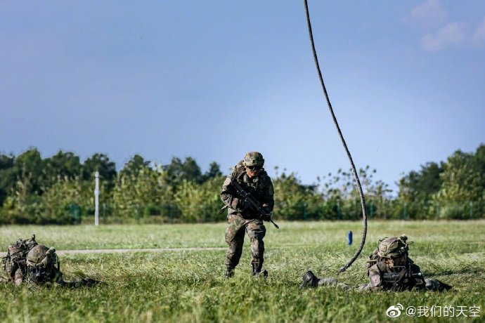 东方网·军情观察|空降兵又一支王牌部队亮相：换装星空迷彩 列装新型突击车