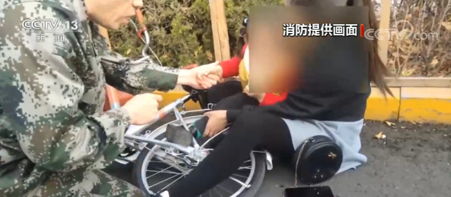 央视网|关注儿童安全 小孩脚卡自行车后轮 众人合力救援