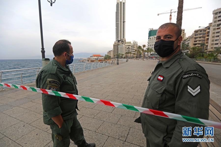 新华社发(比拉尔·贾维希摄)11月14日,在黎巴嫩首都贝鲁特街头,警察