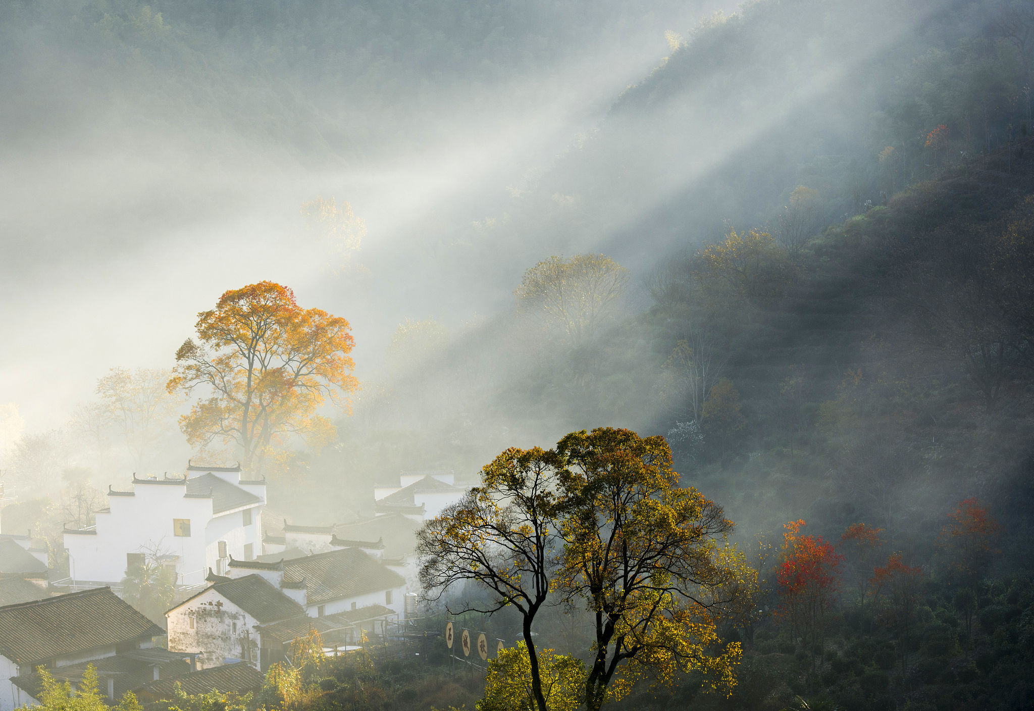 炊烟袅袅依山傍水图片