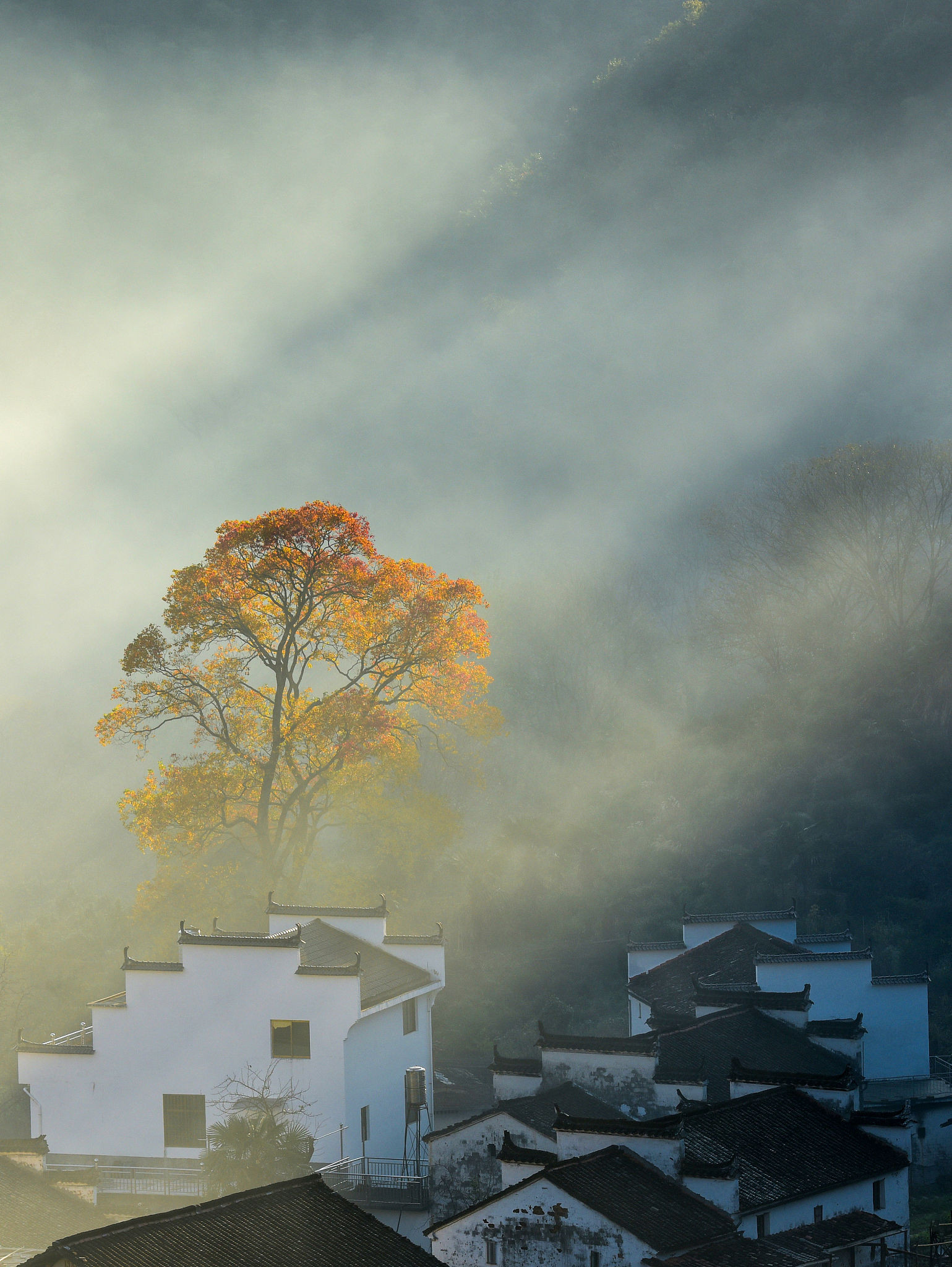 炊烟袅袅依山傍水图片