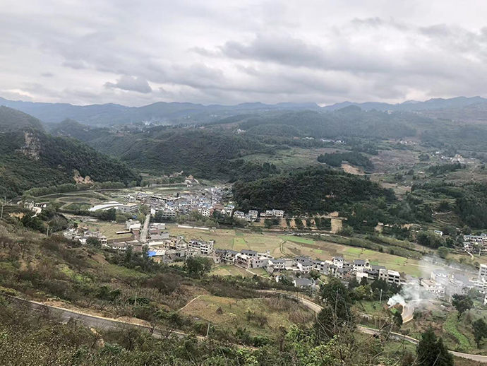 26年前,贵州省毕节市大方县大山乡光华村的村民们出力,让地,用了40天