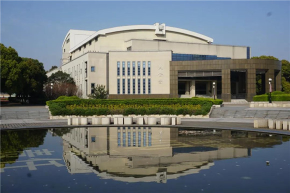 中学位于嘉定马陆的校园,第一感受是"大":270亩的校园里,独栋图书馆