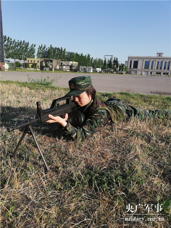 武警女兵手机壁纸图片