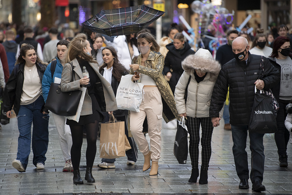 英国卡迪夫街头人潮涌动