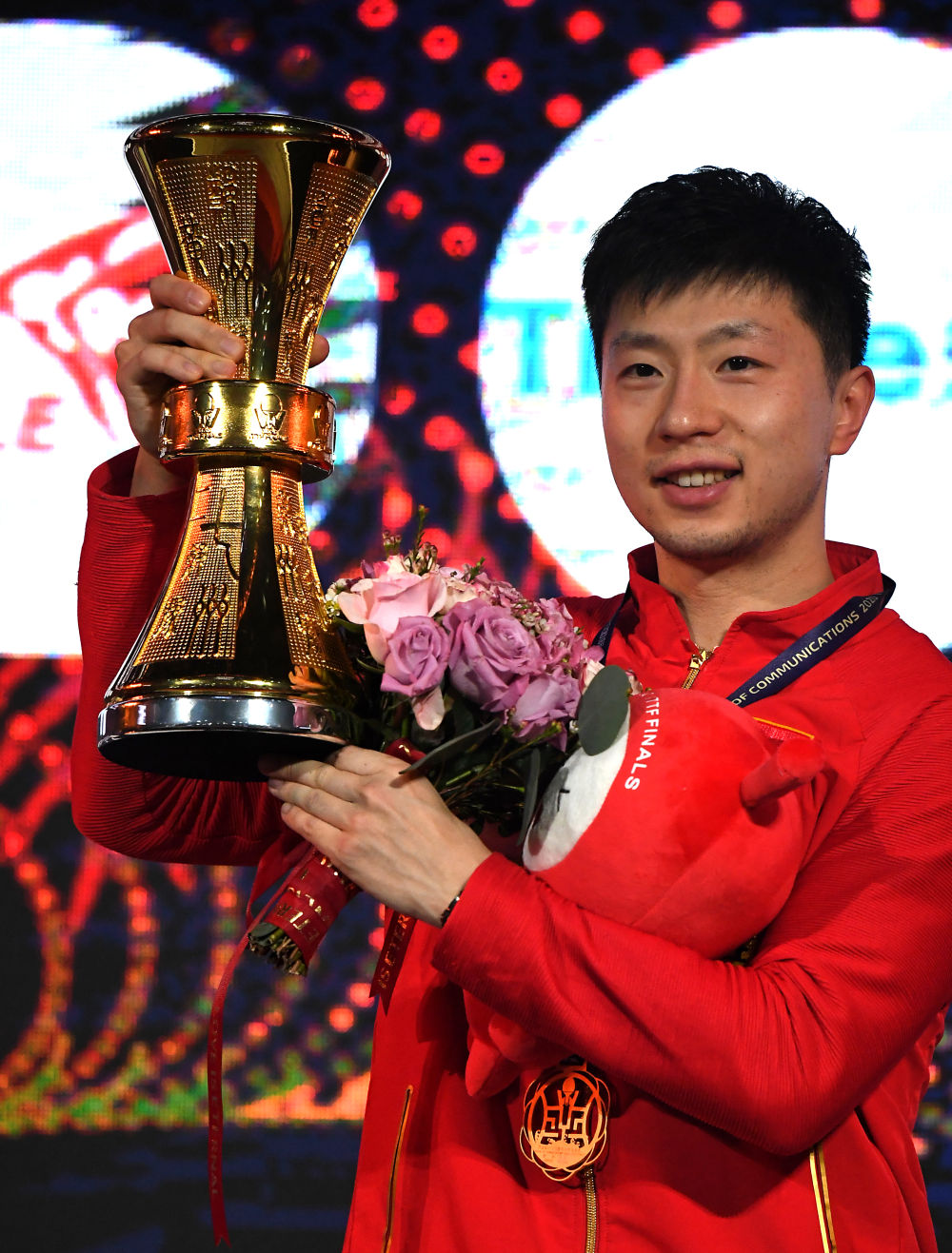 11月22日,男单冠军马龙在颁奖仪式上捧杯