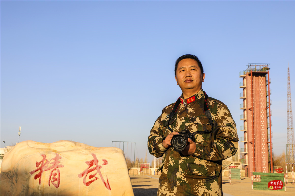 "兵记者"曹志刚:瘦尽灯花为兵歌