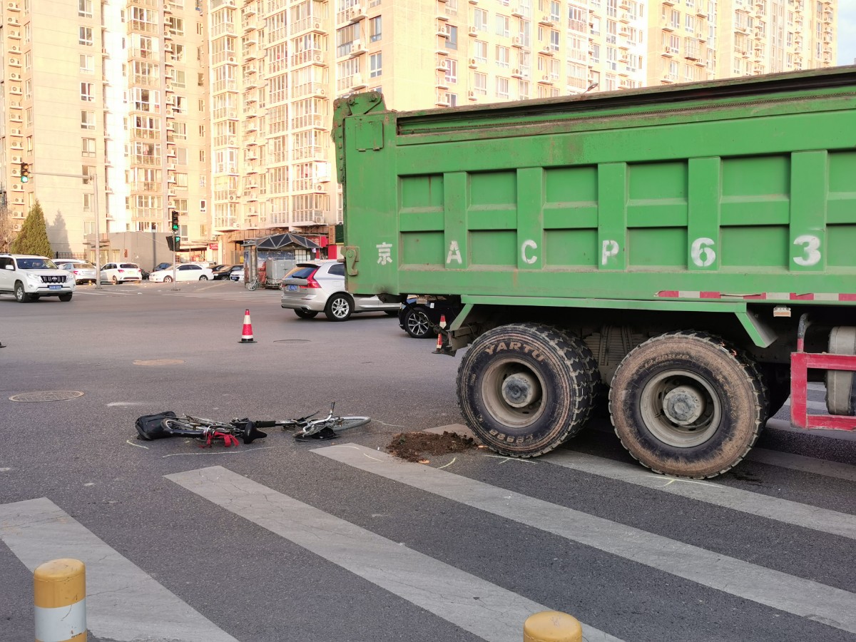 疯狂的渣土车!被查处后又现街头,无视禁行还频发事故