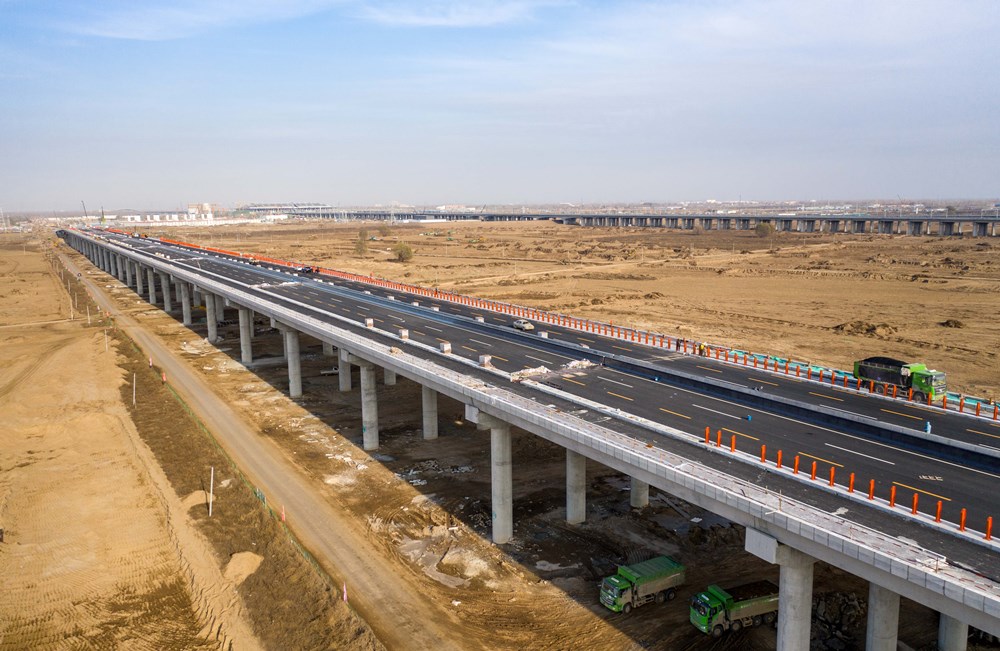 雄安站西侧干路预计年底建成,未来可穿过"绿色廊道"去雄安