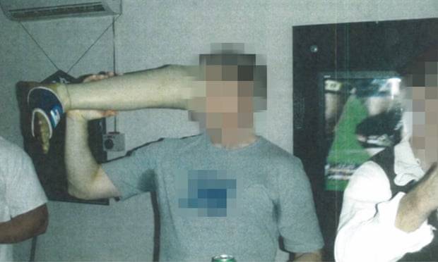 澳大利亚士兵用死去的塔利班士兵的假肢喝酒