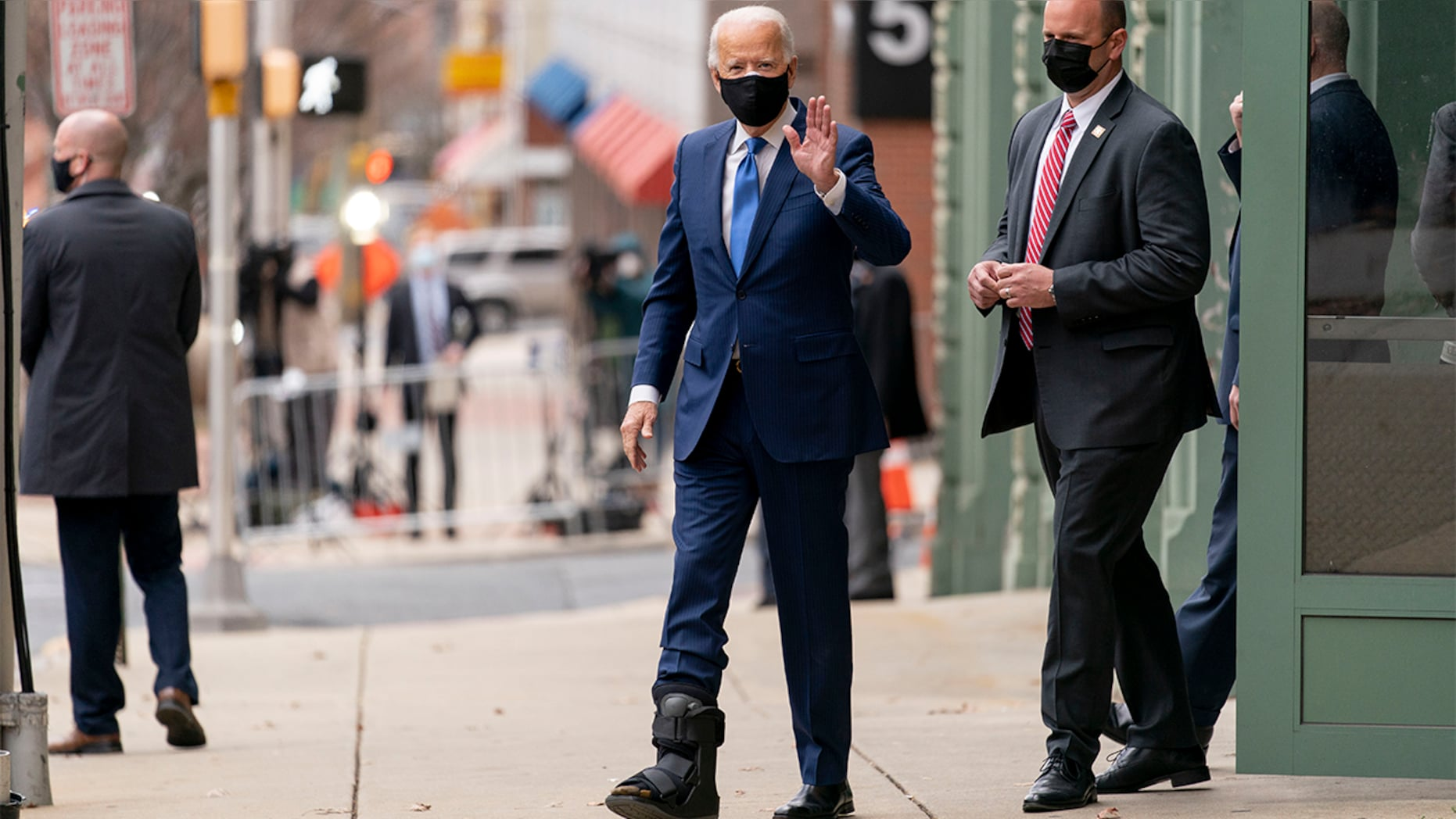 美国当选总统拜登首次穿着助行靴现身