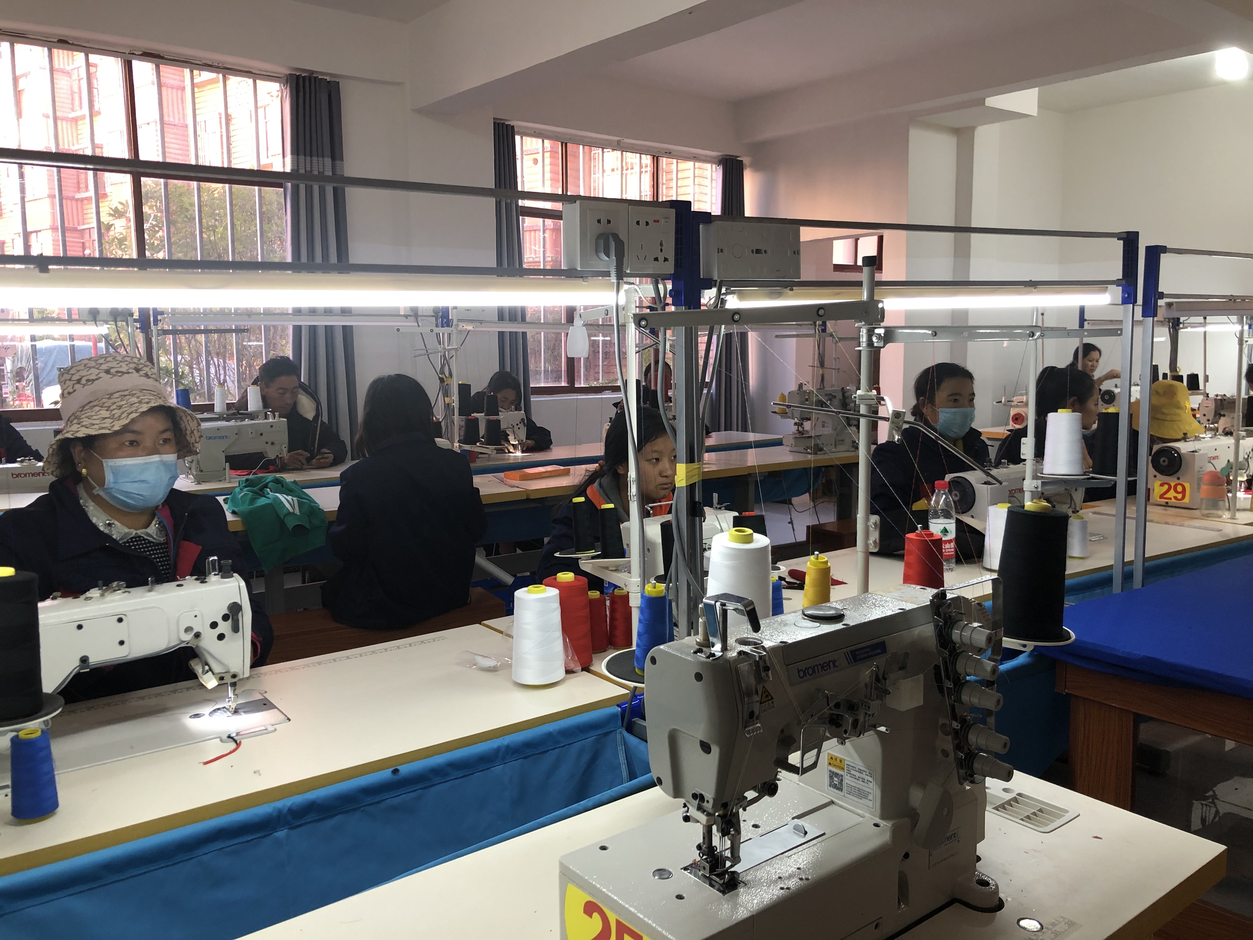 吉火布国他们每天在小康家园的服装厂上班 本文图片来源:澎湃新闻记者