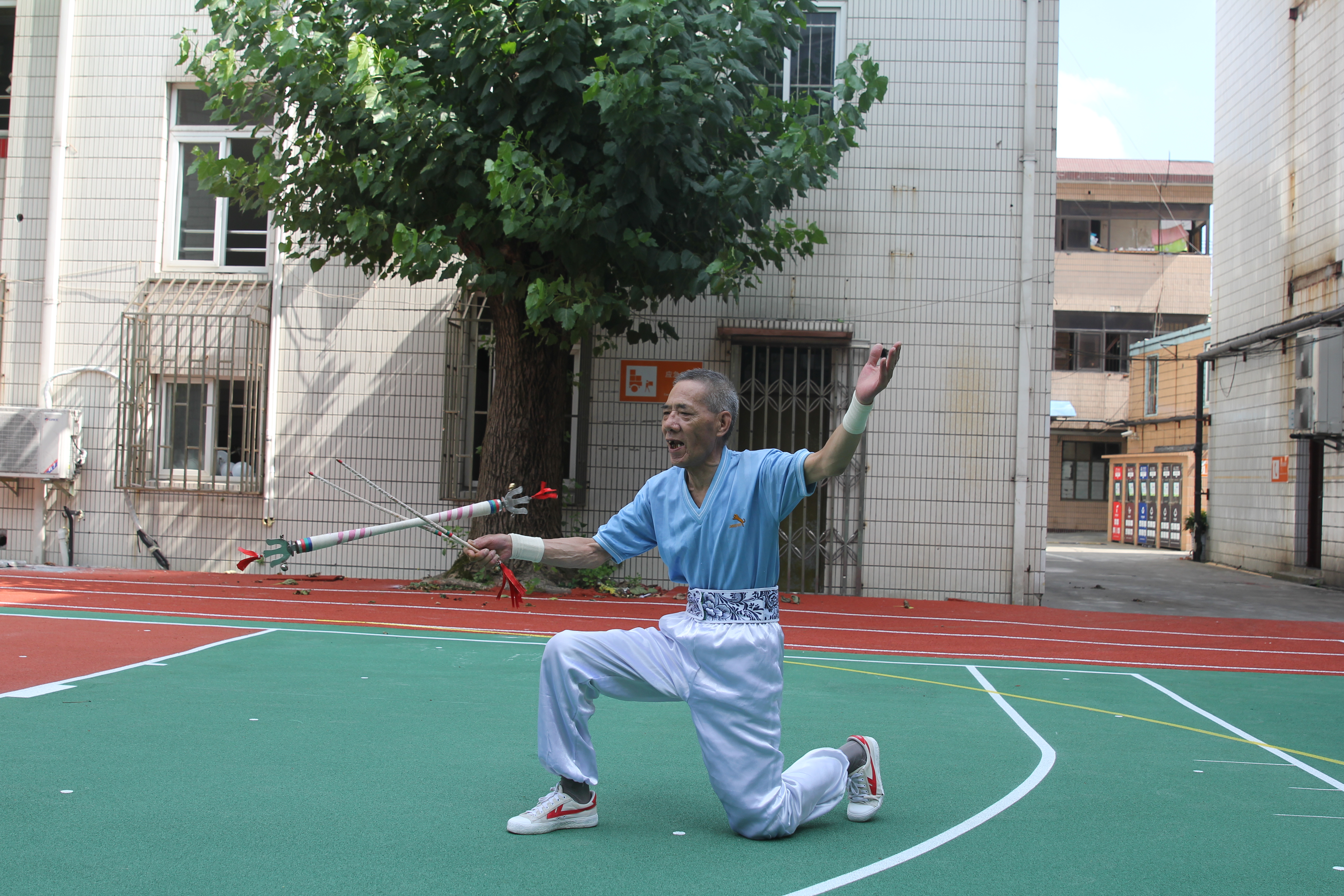 練火棍 傳承中創新開發多種花式動作 查天培說,他的打花棍技藝傳承自