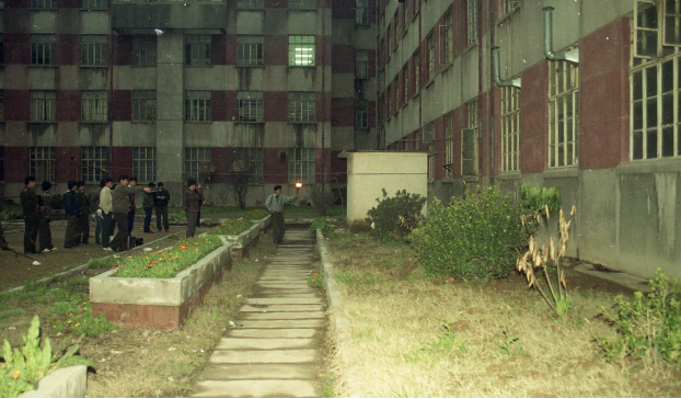 案发当时,民警在进行现场勘查。