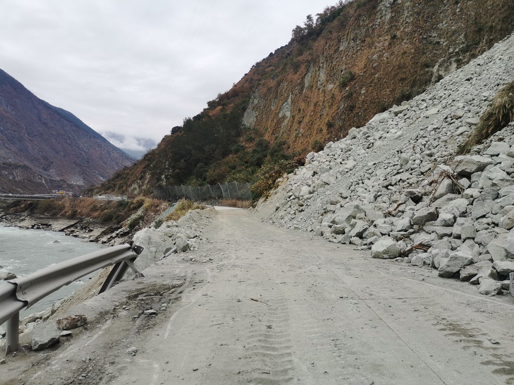 s211省道部分道路塌方,当地电站出动抢险