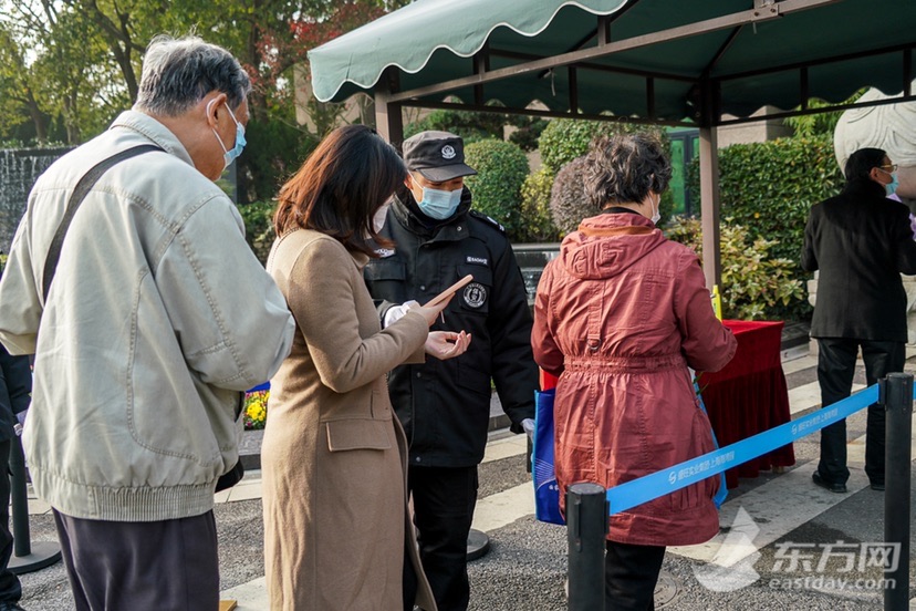 上海冬至祭扫已陆续开启 老知青错峰前来缅怀 战友