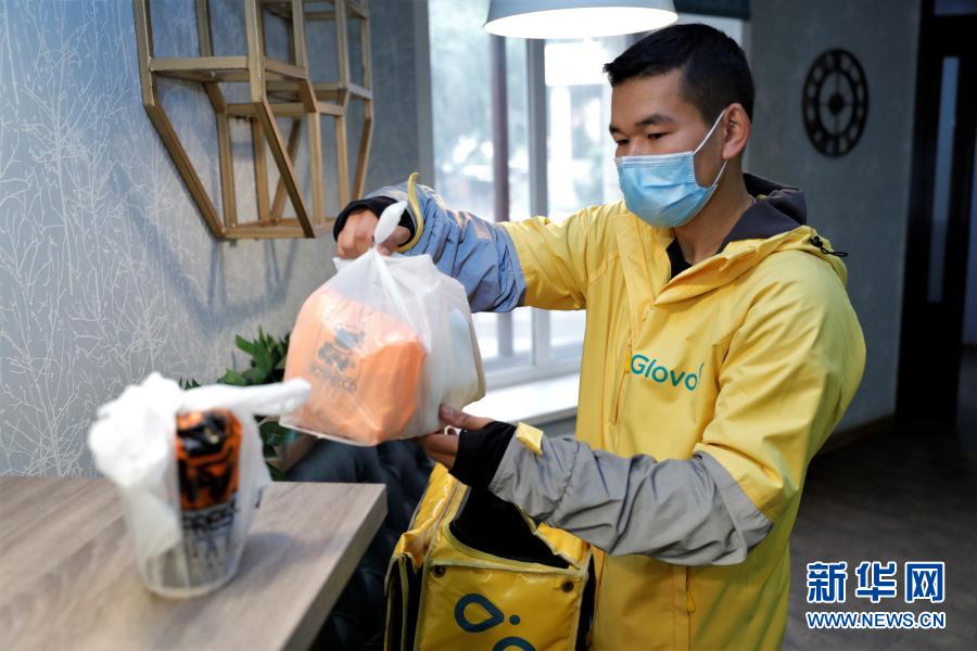 通讯:哈萨克斯坦外卖骑手给新冠疫情中的人们带去希望