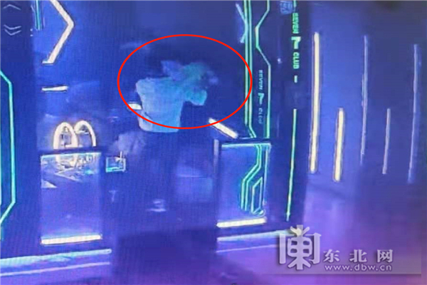 酒吧互加微信后发现竟是网上 仇敌 两女子大打出手被拘留