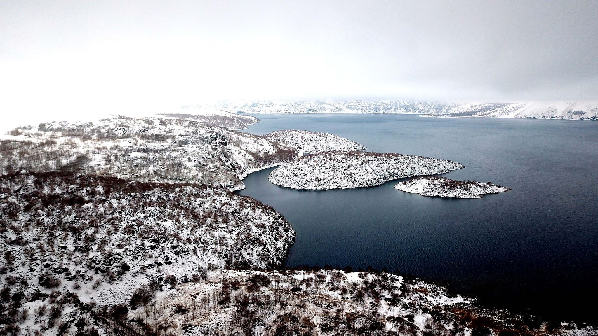 土耳其火山口湖雪景如画 航拍汽车只有米粒大