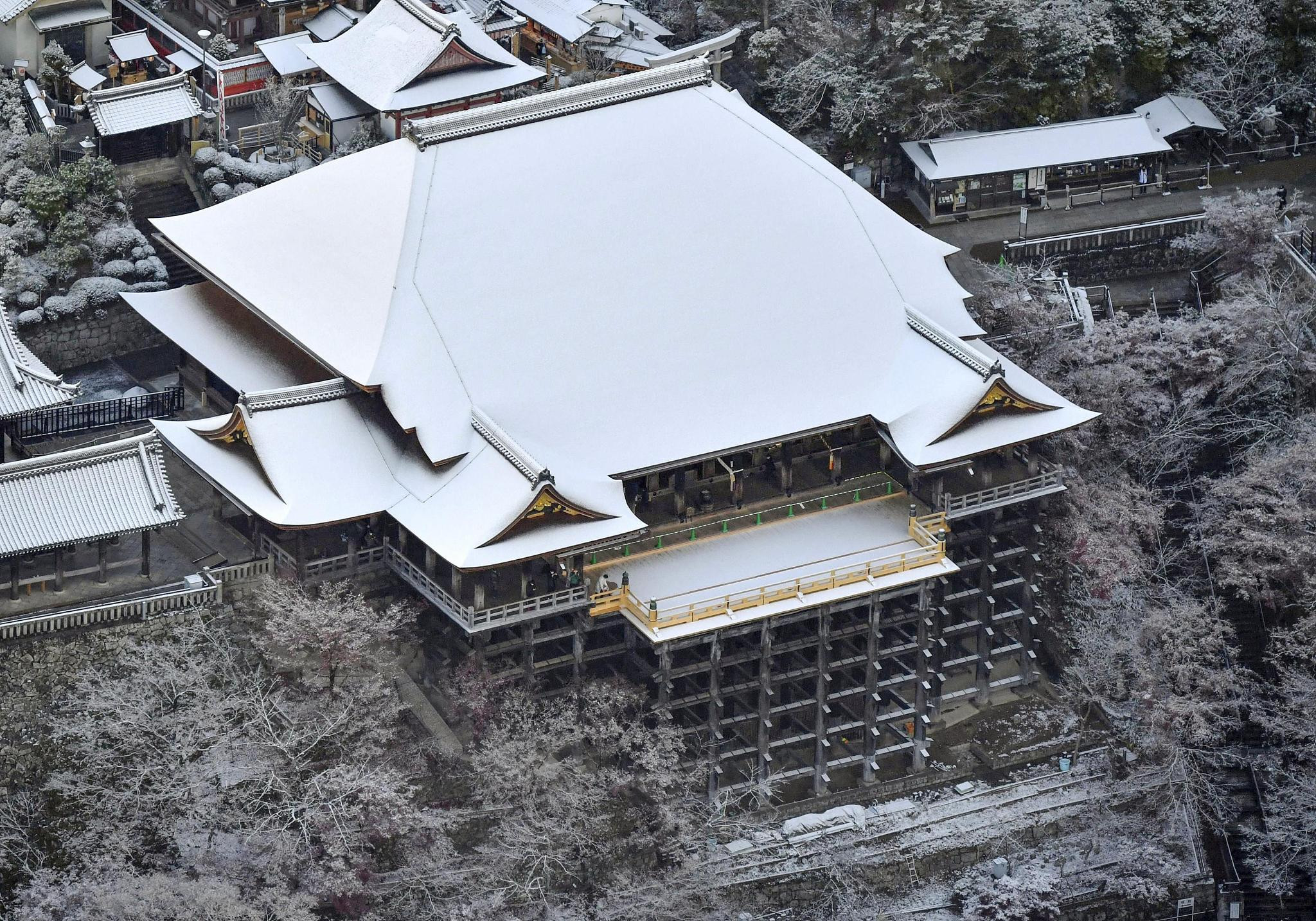 日本:京都金阁寺雪景古朴静美