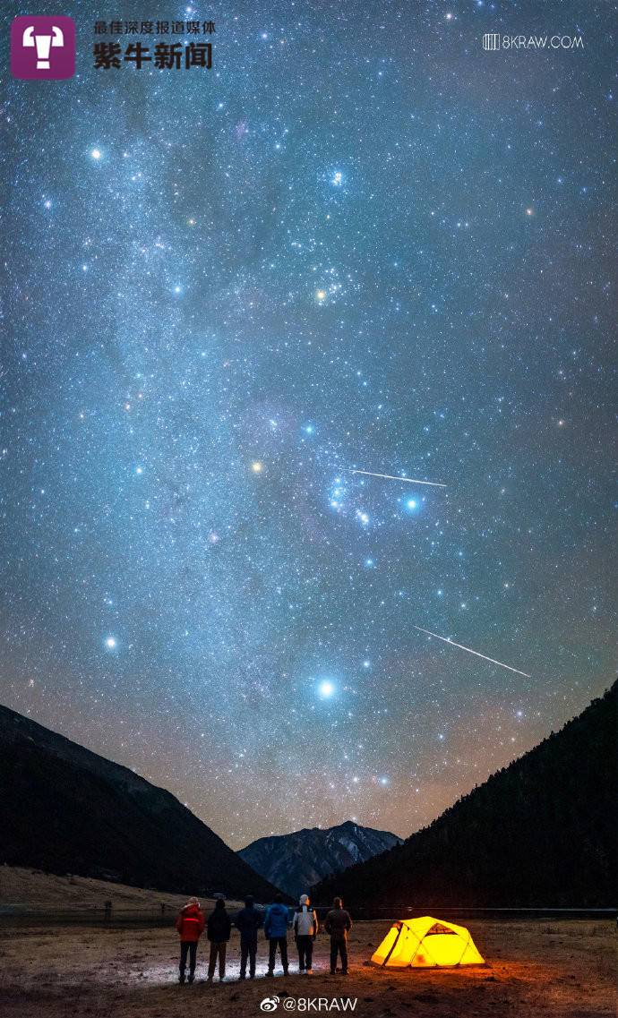 牛乾和小伙伴们在星空下的合影