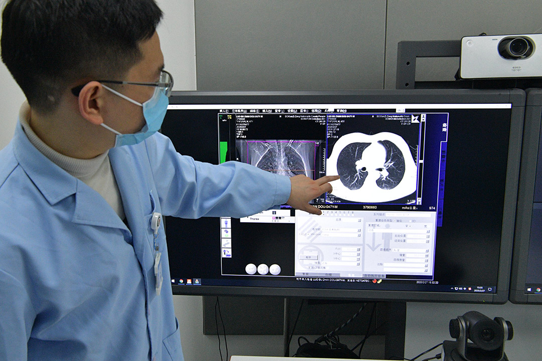 四川大学华西医院放射科利用5g双千兆 远程ct扫描助手,为甘孜州10例新