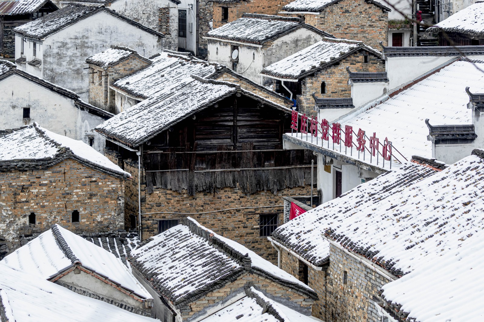 12月17日,在安徽省黄山市休宁县高山古村落里庄村拍摄的雪后景观.