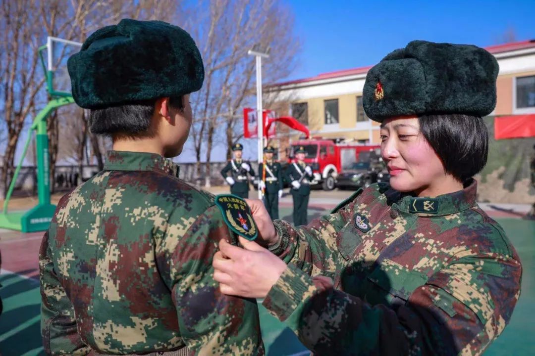 大场面百名火箭军小姐姐正式入列