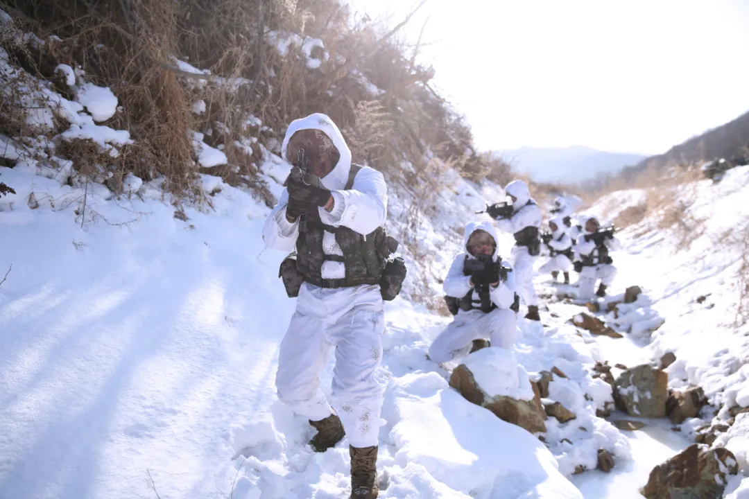 寒冰虽寒却冻不住战士们的一腔热血向抗寒戍边的一线官兵们致敬