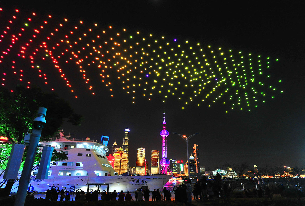 上海:无人机列阵点亮魔都夜空迎新年